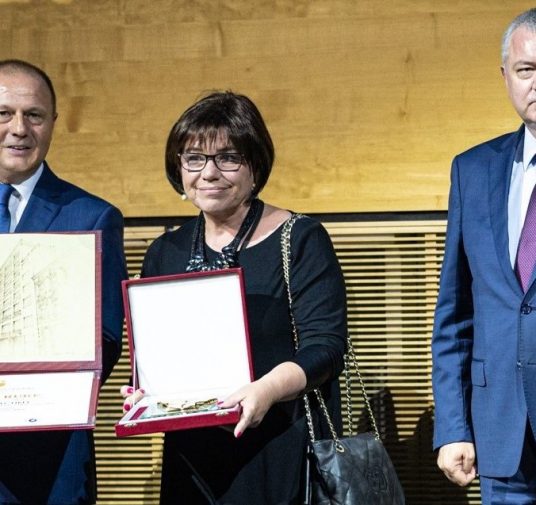 Priznanje Hrvatske obrtničke komore Statua Zlatne ruke s poveljom u rukama Ksenije Plavec Fiket